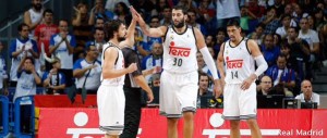 Llull celebra una canasta con Bouroussis (Foto: realmadrid.com)