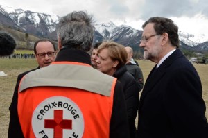 Rajoy, junto a Merkel y Hollande en la zona del accidente.