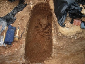 Restos humanos encontrados en la primera tumba tardo-romana durante las obras de la calle Alaior de Ciutadella.