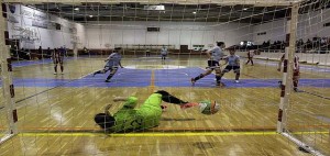 Momento en el que Begoña marca de penalti y celebración posterior (Fotos: deportesmenorca.com)