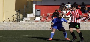 Marcos golpea el balón ante Sergi.