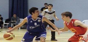 Dani García bota la pelota ante el UCAM (Foto: deportesmenorca.com)