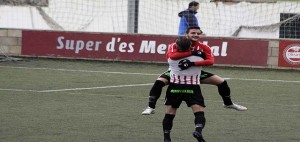 Xiscu y Lacueva se abrazan tras el segundo gol (Fotos. deportesmenorca.com)