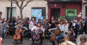 La orquesta de '4Cordes' el día en que actuó acompañando a 'S'àvia Corema' en Maó. Foto: JJMM-Maó.