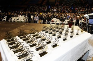 Panorámica con los trofeos, premiados y público en la gala (Fotos: Tolo Mercadal)