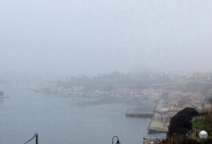 Imagen del puerto de Maó cubierto por la niebla (Fotos: Nando Andreu)