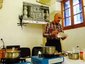 El chef Doro Biurrun elaborando la receta de Fra Roger con chocolate. Foto: Associació Fra Roger.