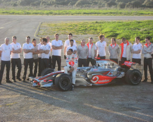 Lewis Hamilton y su equipo en Menorca en 2008.