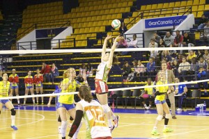 Dos acciones del partido entre IBSA y Avarca, que se repetirá en play off (Fotos: RFEVB)