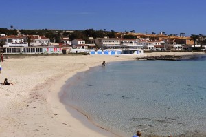 Playa de Punta Prima, con los restaurantes junto a la playa al fondo. FOTO.- Archivo