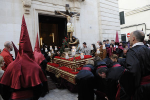 Cofrades sacando un paso de la Iglesia. FOTO.- Tolo Mercadal