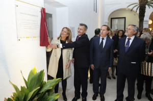 La alcaldesa Águeda Reynés; el presidente del Consell, Santiago Tadeo; el conseller de Administraciones  Juan Manuel Lafuente; y, el director insular de la AGE, Javier López-Cerón, descubriendo la placa. FOTO.- Tolo Mercadal