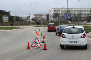 La señalización sobre la calzada advertía a los conductores. FOTO.- Tolo Mercadal