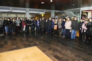 La Corporación insular y los trabajadores se han  concentrado en el vestíbulo del Consell. FOTO.- Tolo Mercadal