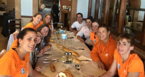 Las jugadoras, comiendo hoy en dirección Logroño (Foto: Volei Ciutadella)