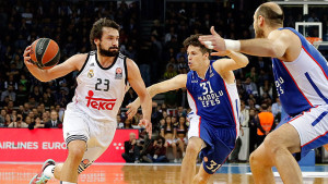 Llull bota la pelota ante Heurtel (Foto: Euroleague)