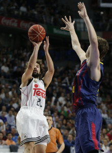 Llull lanza a canasta en un momento del partido (Foto: ACB Photo)