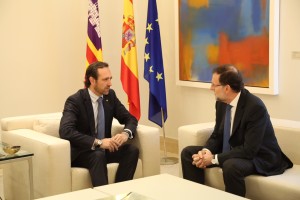 Bauzá conversando con Rajoy en el transcurso de su encuentro en La Moncloa.