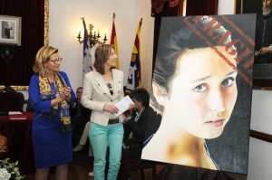 La alcaldesa Misericòrdia Sugrañes junto a Fanni Timoner y la obra 'Fràgil'. Foto: Tolo Mercadal.