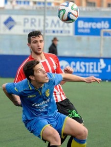 Xiscu y Biel pugnan por un balón (Fotos: Tolo Mercadal)