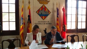 La consellera Núria Riera y el alcalde Ramón Sampol, firmando el convenio. FOTO.- Ayto. Ciutadella