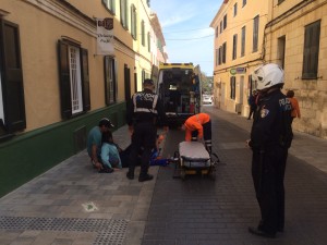 Efectivos policiales y sanitarios en el lugar del incidente. FOTO.- Tolo Mercadal