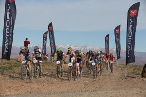 Los ciclistas, hoy en la primera etapa (Foto: Titan Desert)