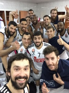 Celebración en el vestuario (Foto: @23Llull)