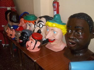 Cabezudos preparados para la gran boda. Foto: Colla de Geganters de Sant Lluís.