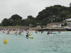 La salida de la prueba ha tenido lugar en Cala Blanca. FOTO.- Siesreal