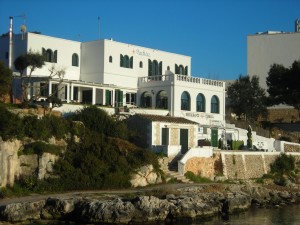 El hotel Bahía de la cala de Santandria de Ciutadella.