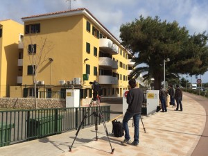 Los medios, haciendo guardia en el cuartel de la Guardia Civil (Foto: Tolo Mercadal)