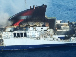 El ferry humeaba tres días después del incendio y la temperatura oscilaba entre 70 y 200 grados centígrados. FOTO.- OPC Baleares