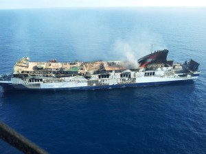 El ferry, todavía humeante, esta mañana, en aguas baleares. FOTO.- OPC Balears