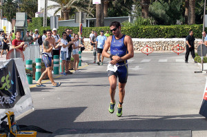 Paco Arnau, en el triatlón de Punta Prima (Foto: deportesmenorca.com)