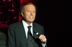 Julio Iglesias, durante una actuación.