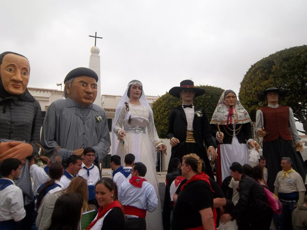 Los gigantes de Sant Lluís, en el centro, junto a los padrinos de su boda