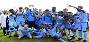 os jugadores del Manchester City celebran el triunfo (Fotos: deportesmenorca.com)