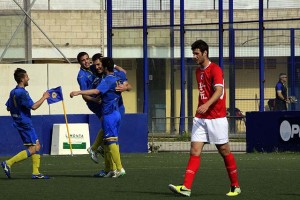 Celebración de Zurbano y camisetas en apoyo a Chupi, lesionado (Fotos: deportesmenorca.com)