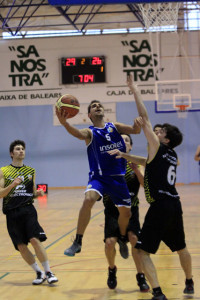 Pitu y Barbosa en dos acciones del partido (Fotos: deportesmenorca.com)