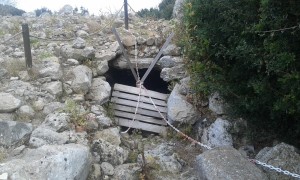 La puerta de la sala, cerrada con cadenas (Foto: PSM Més per Menorca)