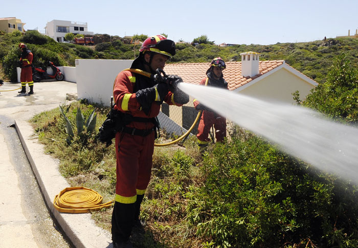 simulacro de incendio de la unidad militar de emergencias en la base de san isidro