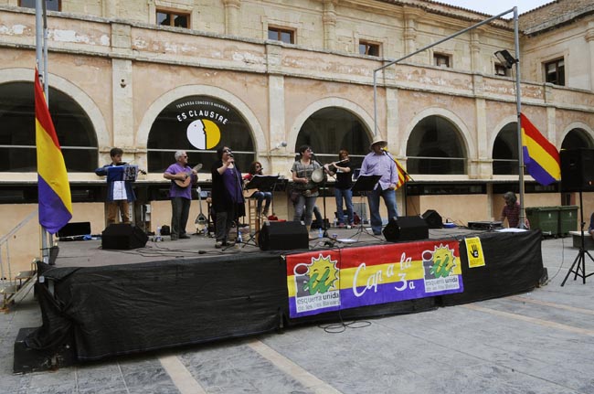 festa per la republica en el claustre del carme