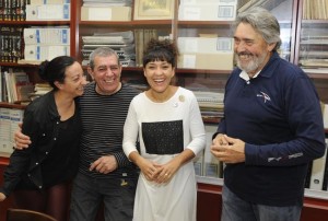 El director Manel Navarro con algunos de los integrantes de la compañía. Foto: Tolo Mercadal.