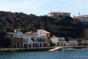 Vista de las casas que existen en esta zona del puerto de Maó. FOTO.- Archivo