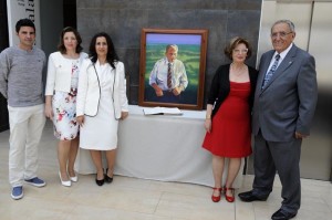 La familia Mercadal, junto al cuadro del fundador. FOTO.- Tolo Mercadal