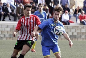 Izan y David Mas pelean por un balón en el partido de la primera vuelta (Foto: deportesmenorca.com)