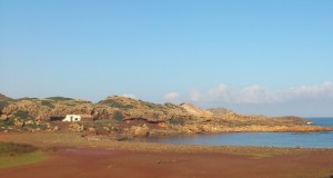 Cala Morts está entre Binimel·là y Cala Pregonda.