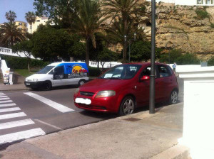 El turismo, aparcado en Ses Voltes, sorprendió a los taxistas. FOTO.- Taxis Mahón