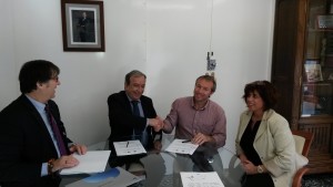 Ernesto Bonnin y Lluís Camps en la rúbrica del acuerdo. FOTO.- Endesa